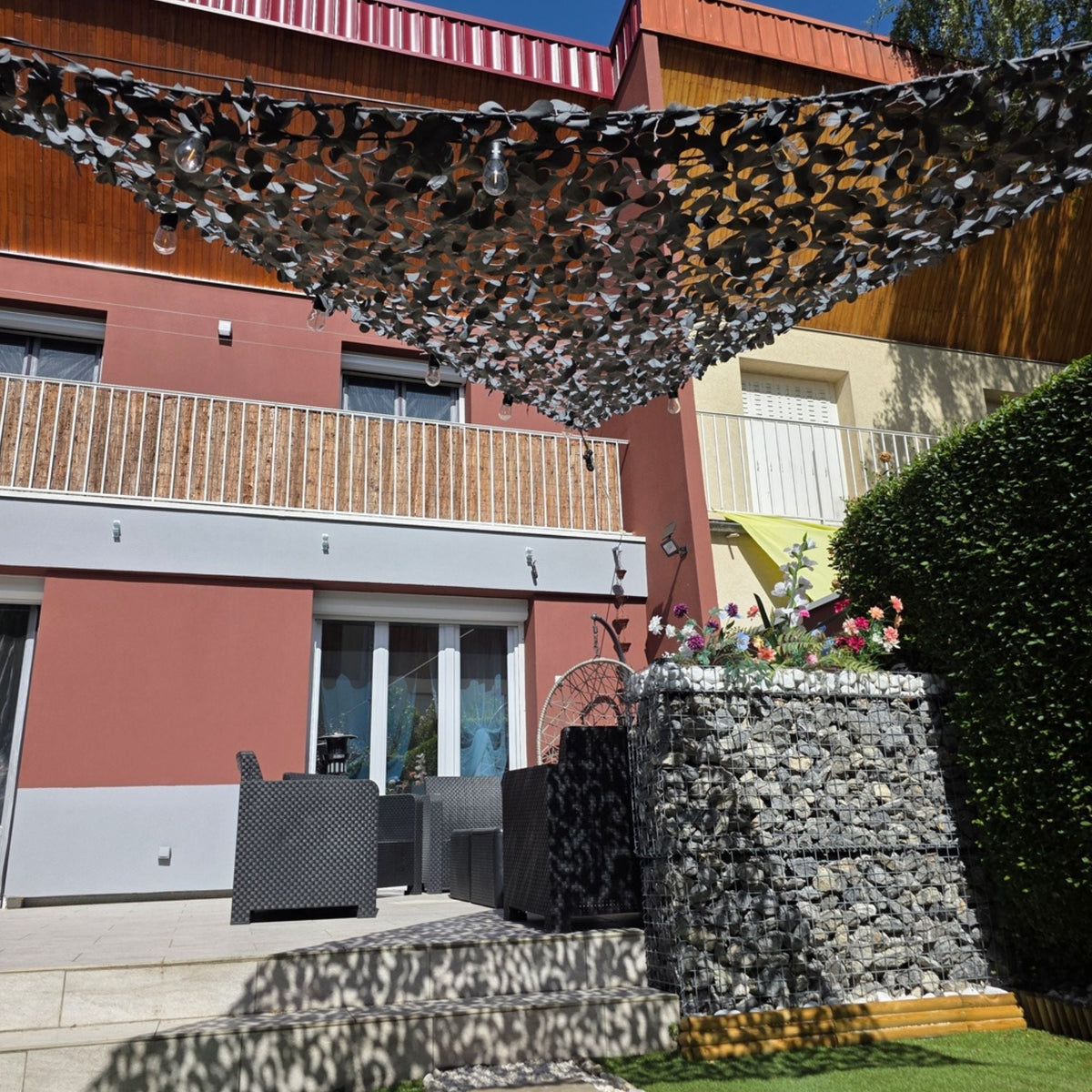 Voile d'ombrage camouflage triangulaire gris — détail de la matière