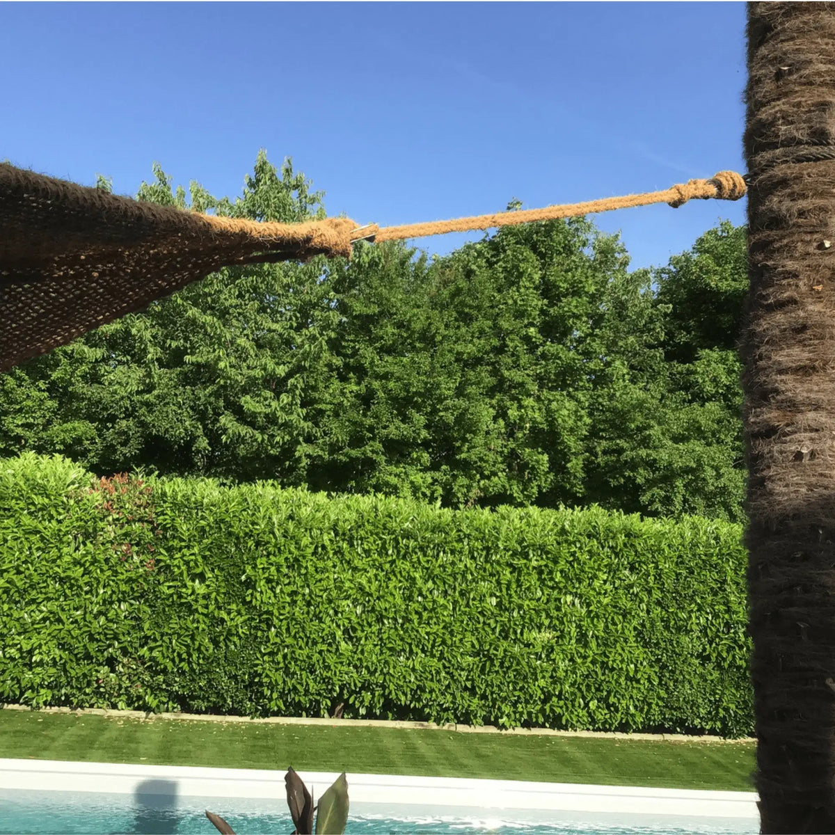 Corde en fibre de coco installée sur une terrasse