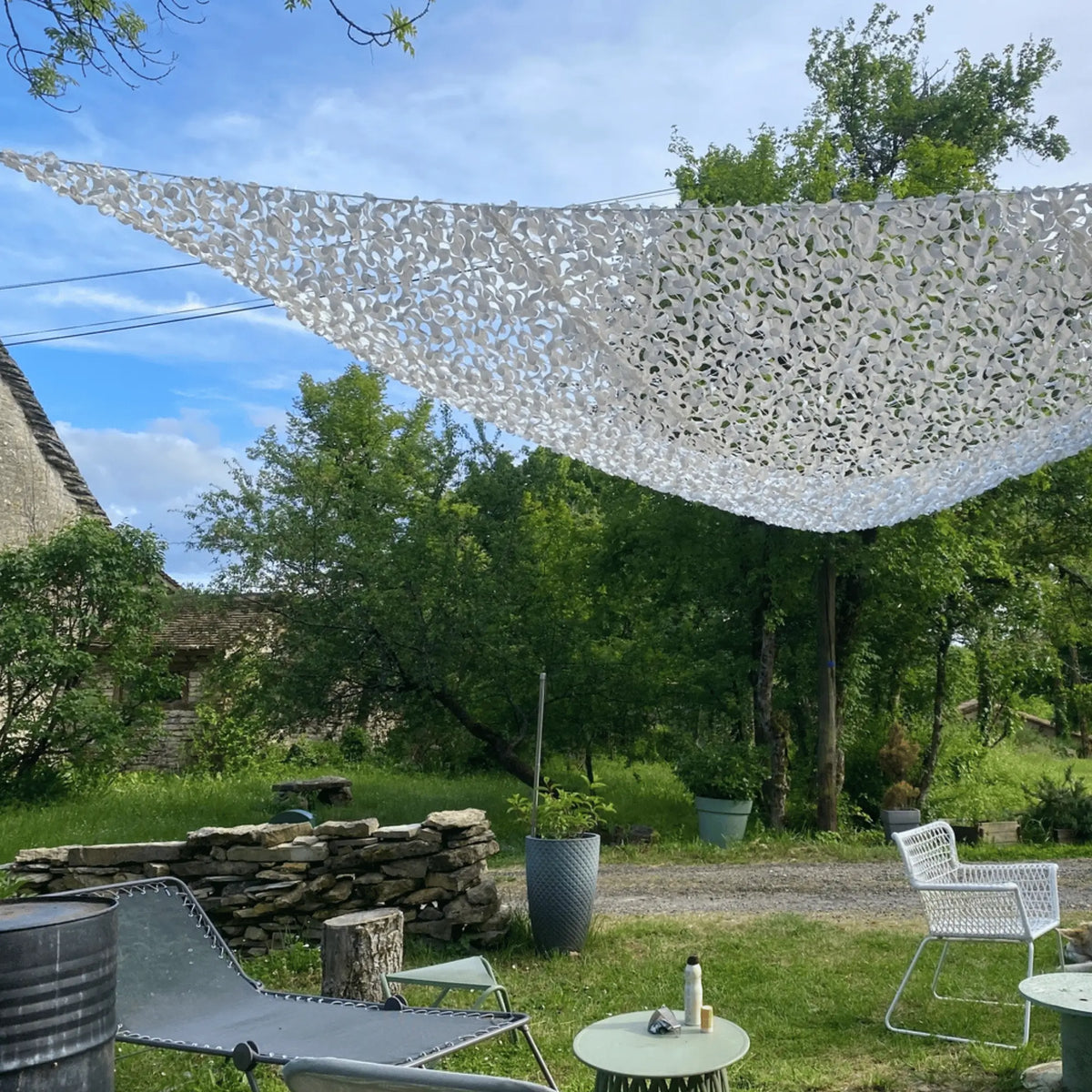 Voile d'ombrage camouflage triangulaire blanc — détail de la matière