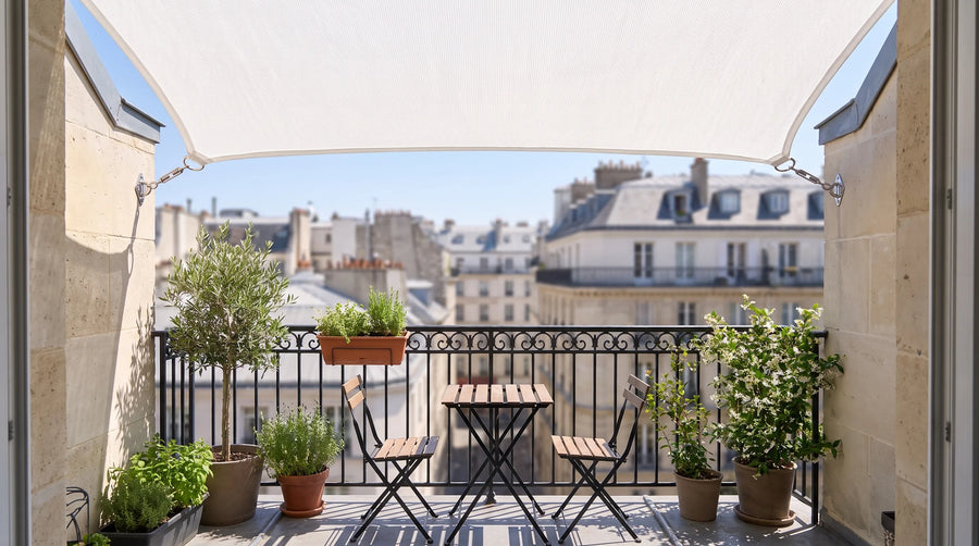 Sur un balcon