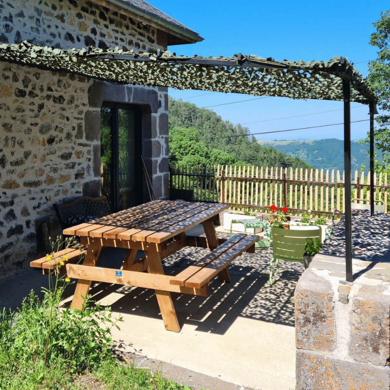 Colliers de serrage pour fixation (lot de 100) installée sur une terrasse