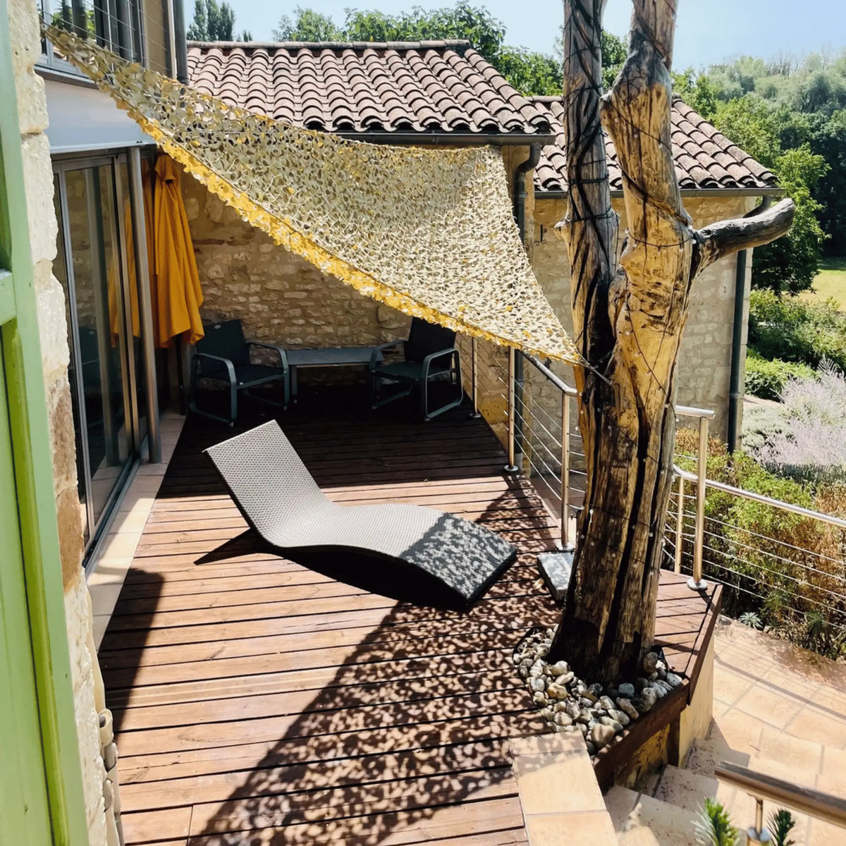 Voile d'ombrage camouflage triangulaire sable — détail de la matière