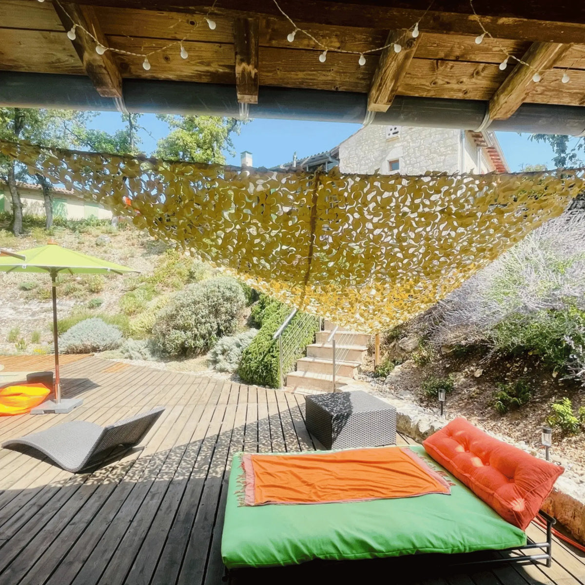 Voile d'ombrage camouflage triangulaire sable — détail de la matière