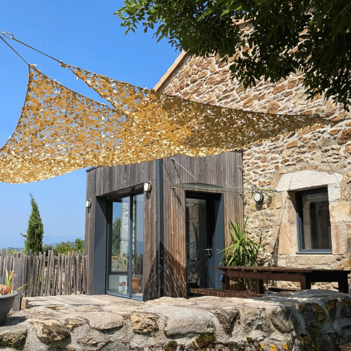 Voile d'ombrage camouflage triangulaire sable — détail de la matière