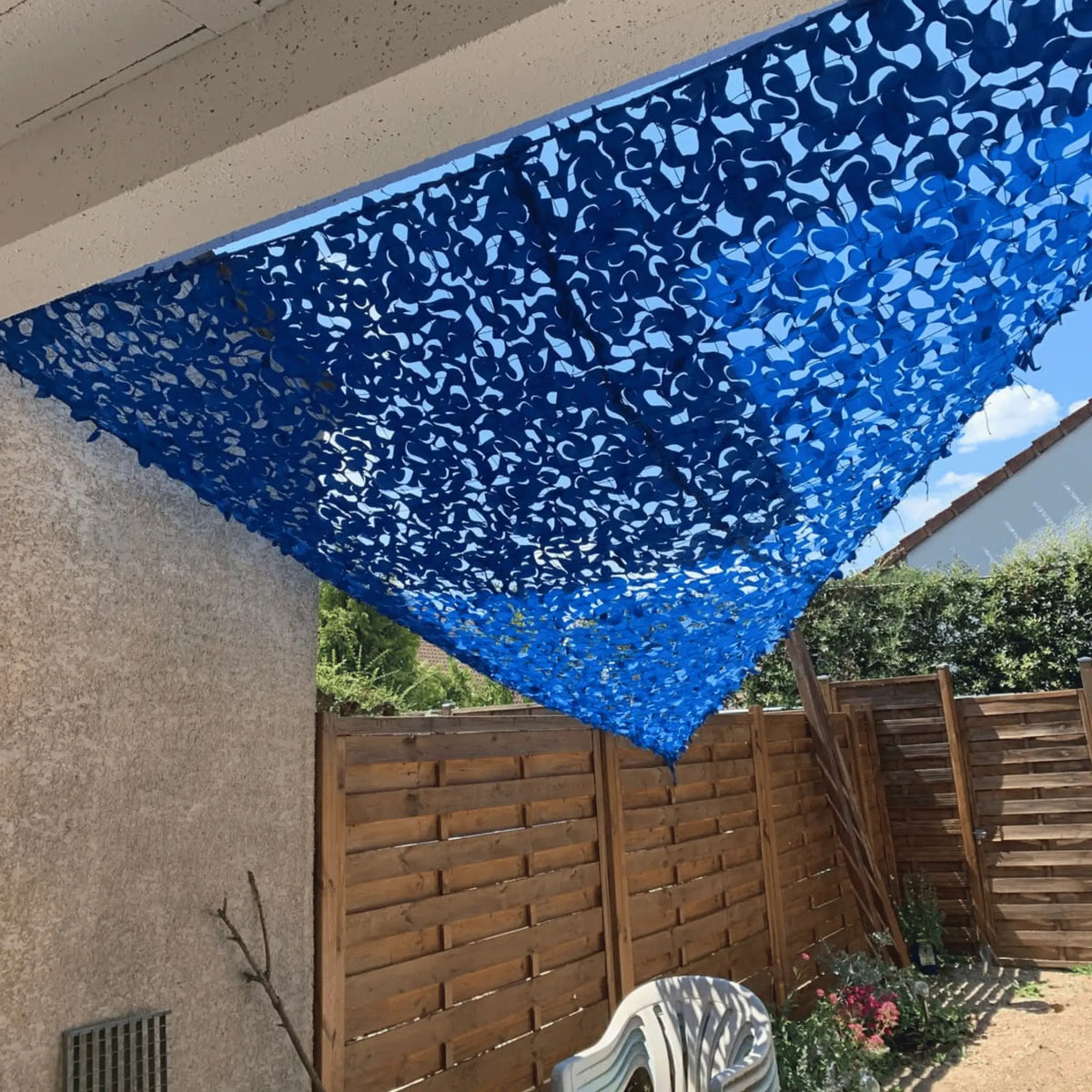 Voile d'ombrage camouflage triangulaire bleu — détail de la matière