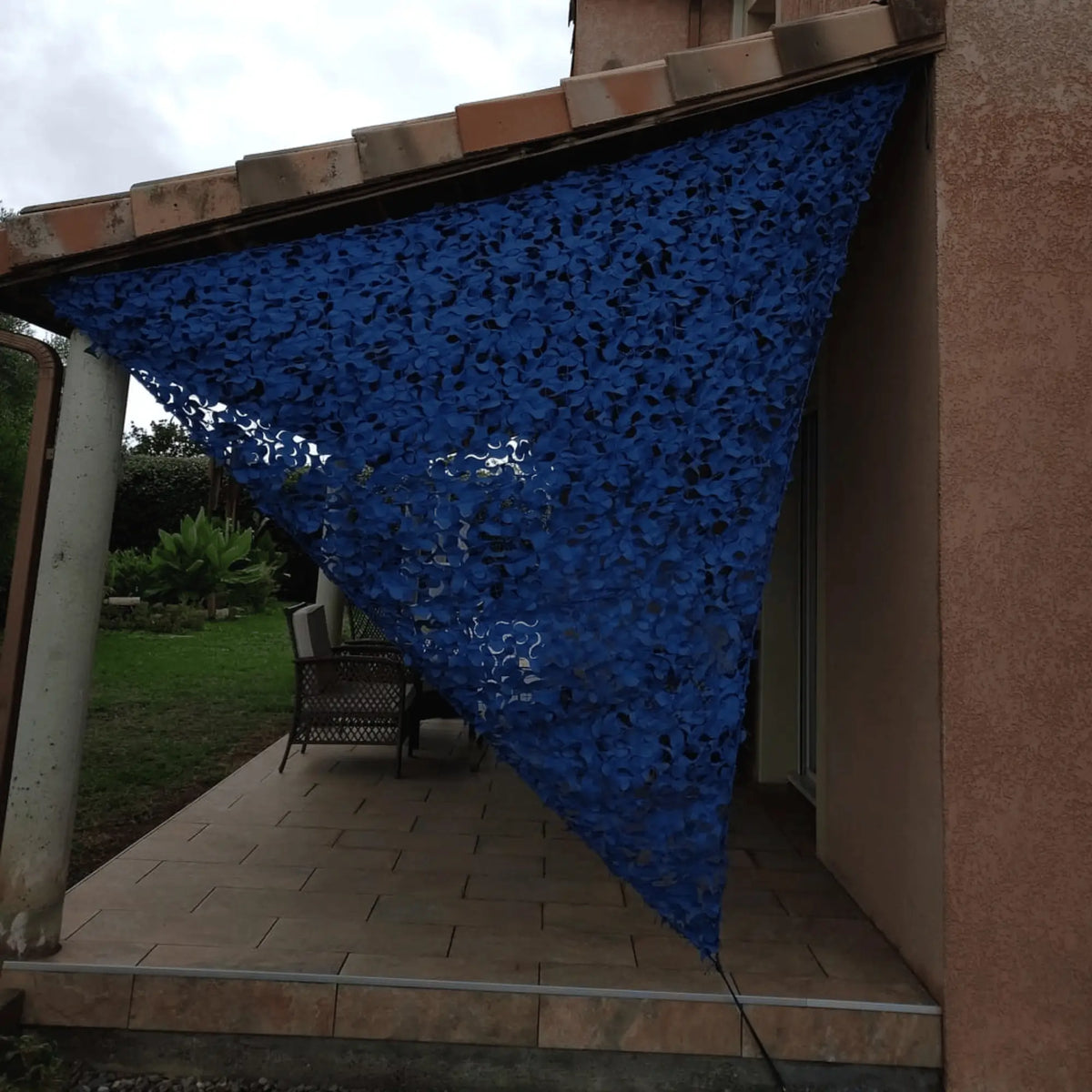 Voile d'ombrage camouflage triangulaire bleu — détail de la matière