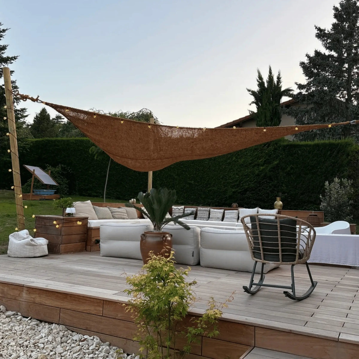 Voile d'ombrage triangulaire en fibre de coco — détail de la matière