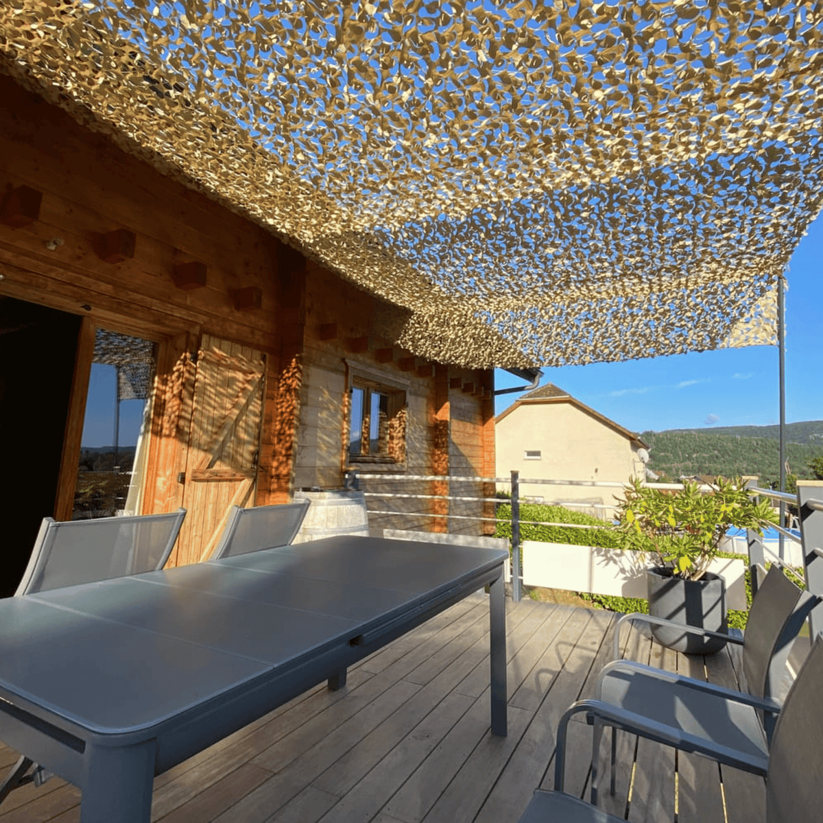 Voile d'ombrage camouflage ignifugée — détail de la matière