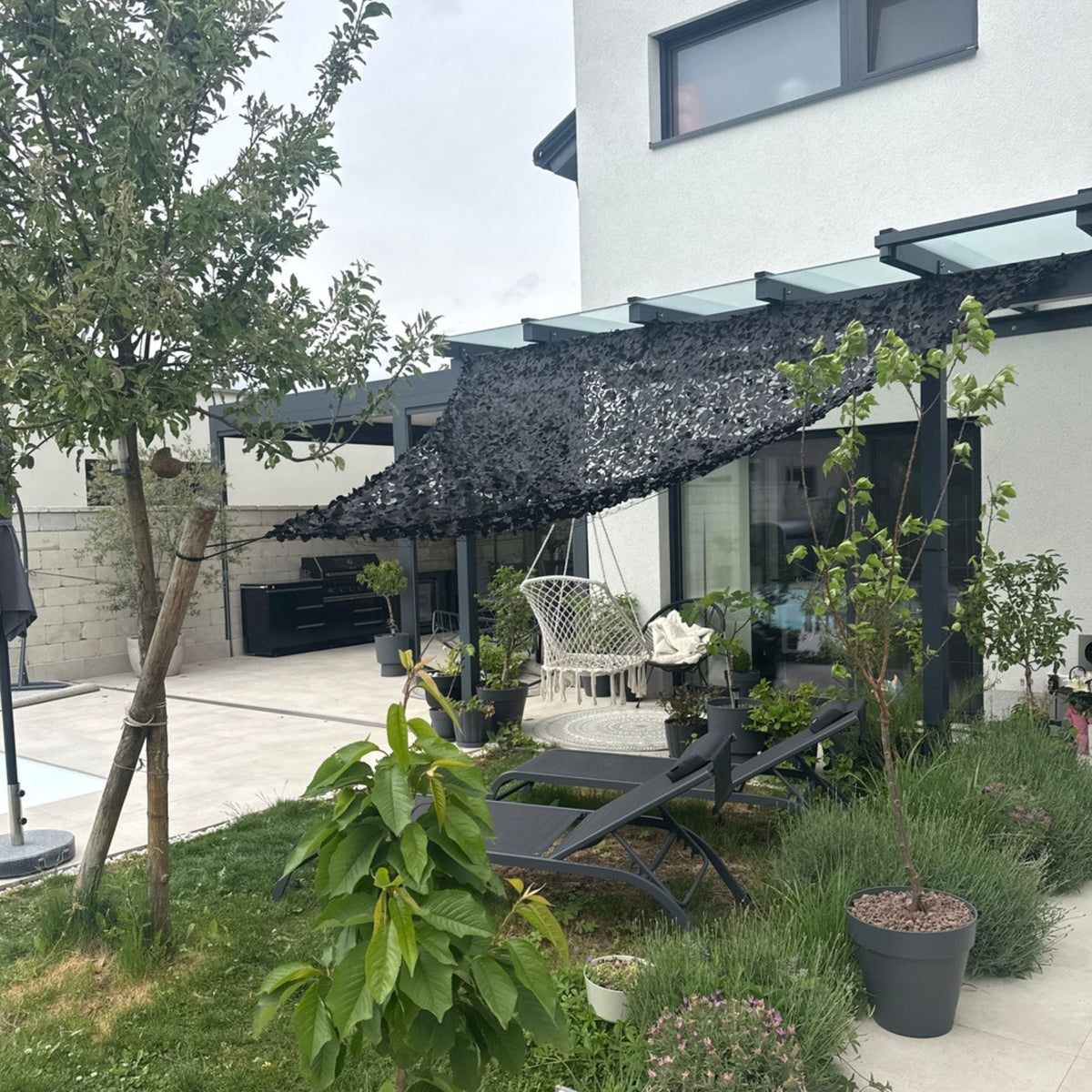 Voile d'ombrage camouflage triangulaire noir — détail de la matière