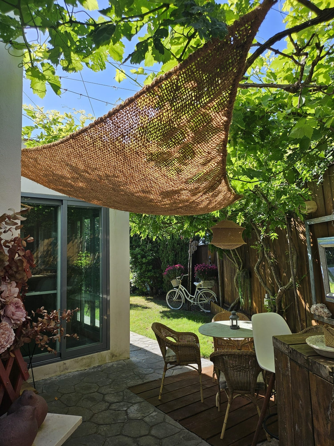 Voile d'ombrage triangulaire en fibre de coco — détail de la matière