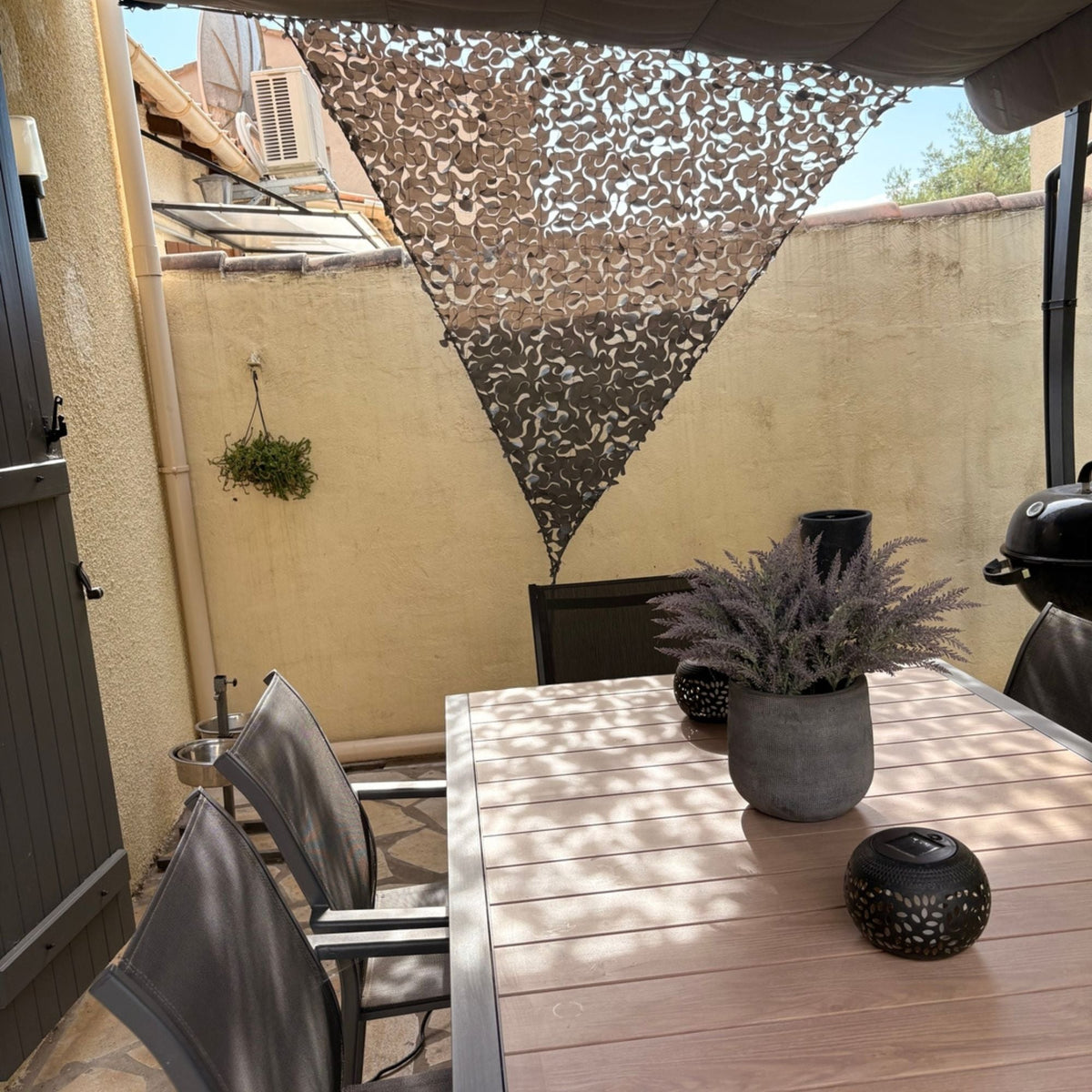 Voile d'ombrage camouflage triangulaire gris — détail de la matière
