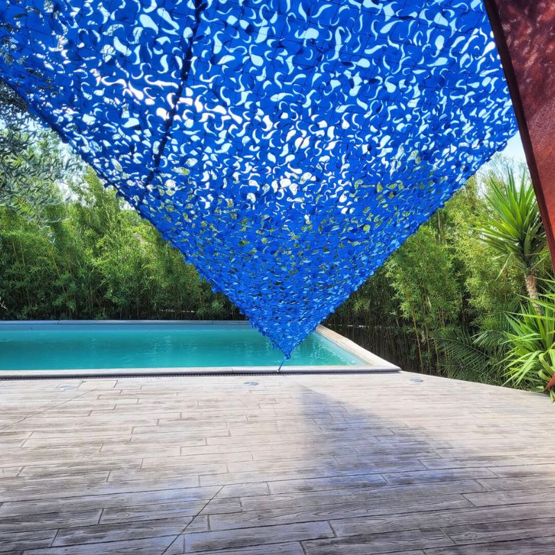 Voile d'ombrage camouflage triangulaire bleu — détail de la matière