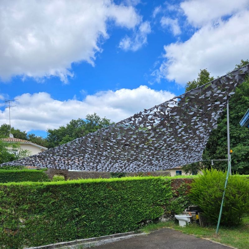 Voile d'ombrage camouflage triangulaire gris — détail de la matière
