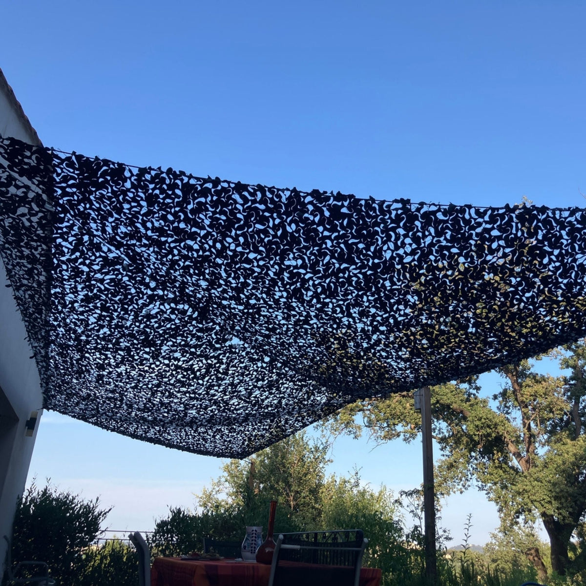 Voile d'ombrage camouflage triangulaire noir — détail de la matière