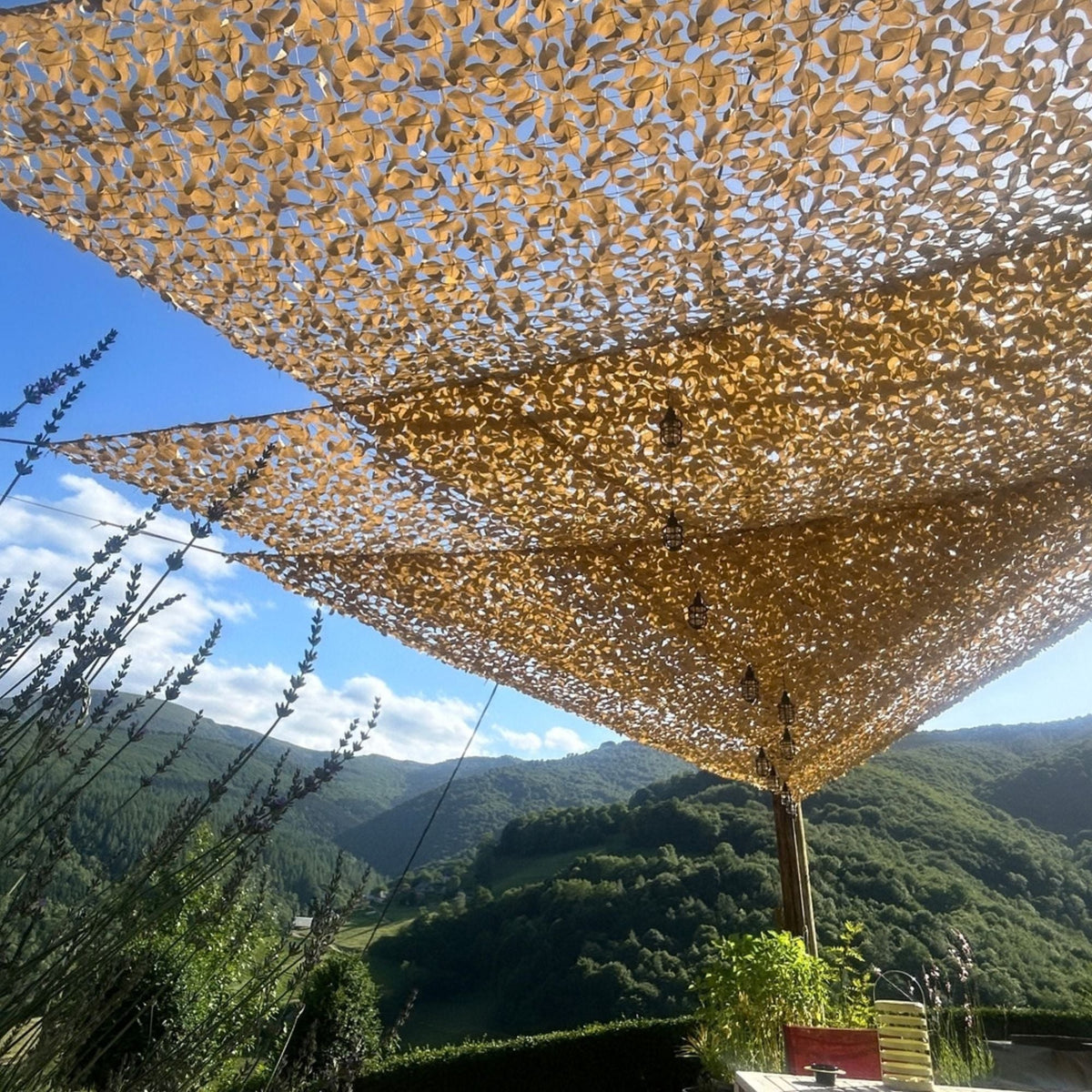 Voile d'ombrage camouflage triangulaire sable — détail de la matière