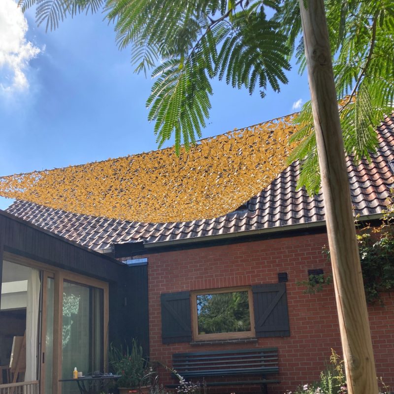 Voile d'ombrage camouflage triangulaire sable — détail de la matière