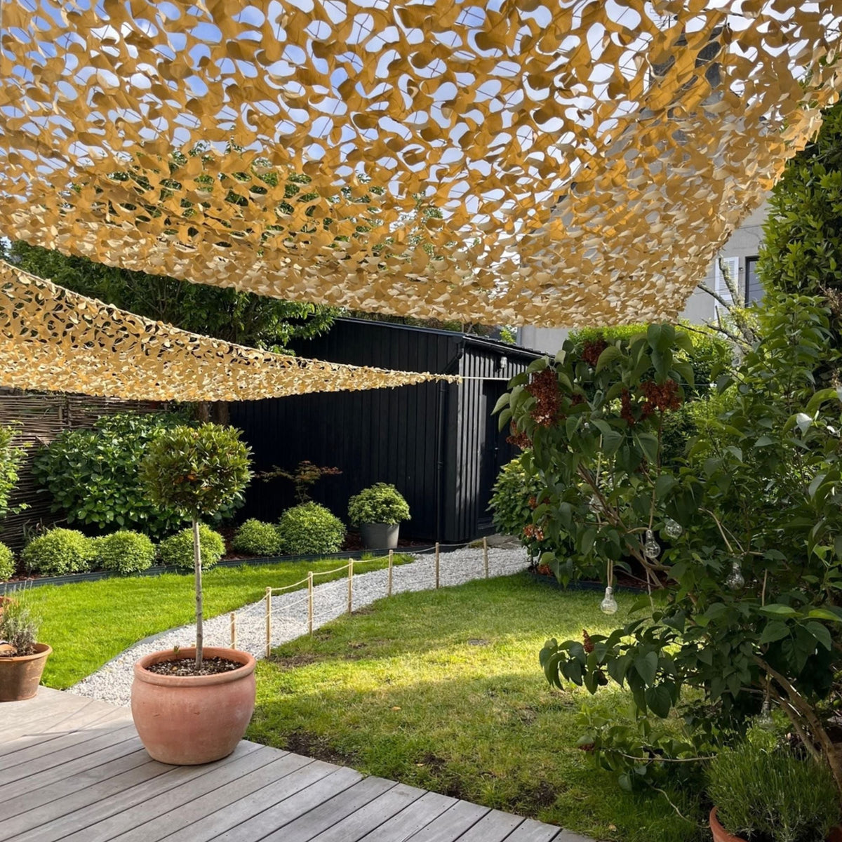 Voile d'ombrage camouflage triangulaire sable — détail de la matière