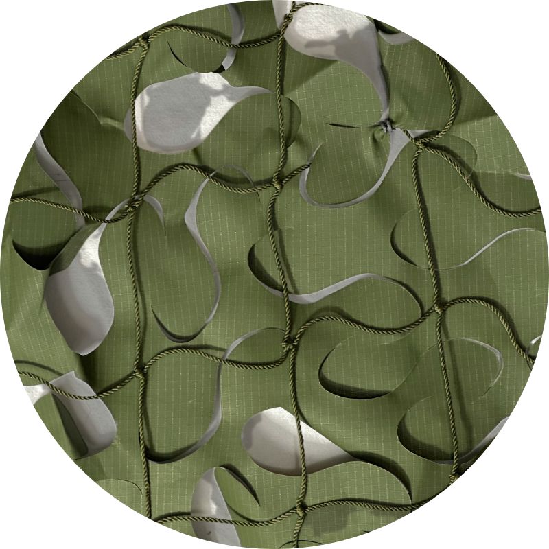 Voile d'ombrage camouflage triangulaire vert — détail de la matière