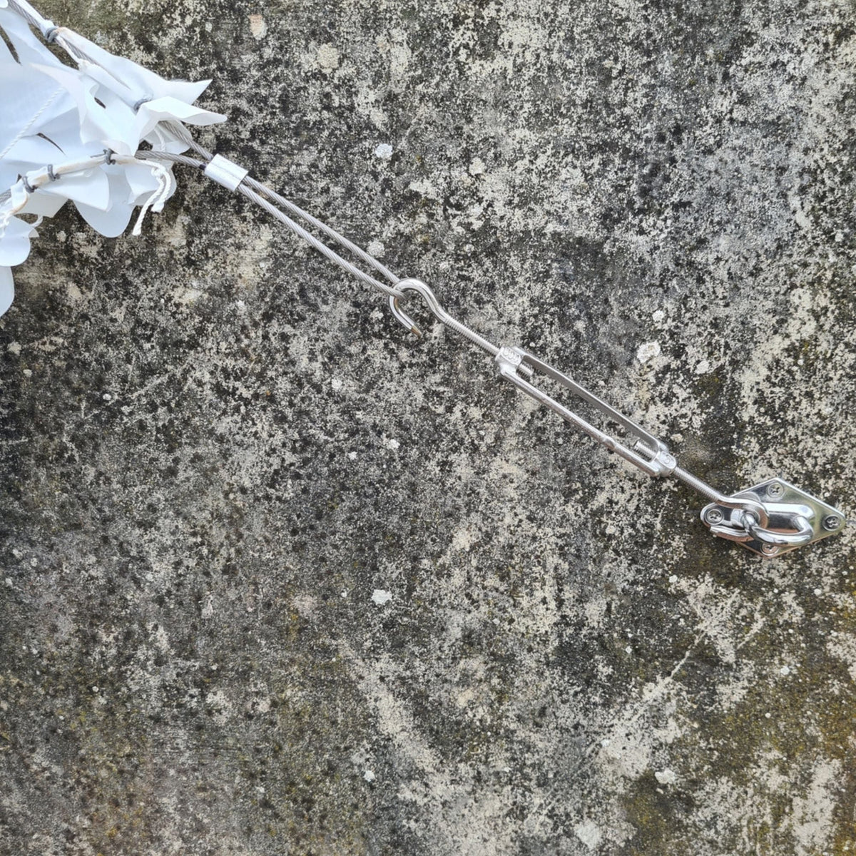Kit de fixation pour voile d'ombrage installée sur une terrasse