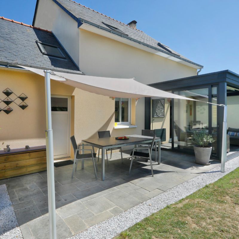 Mât télescopique en aluminium pour voile d'ombrage installée sur une terrasse