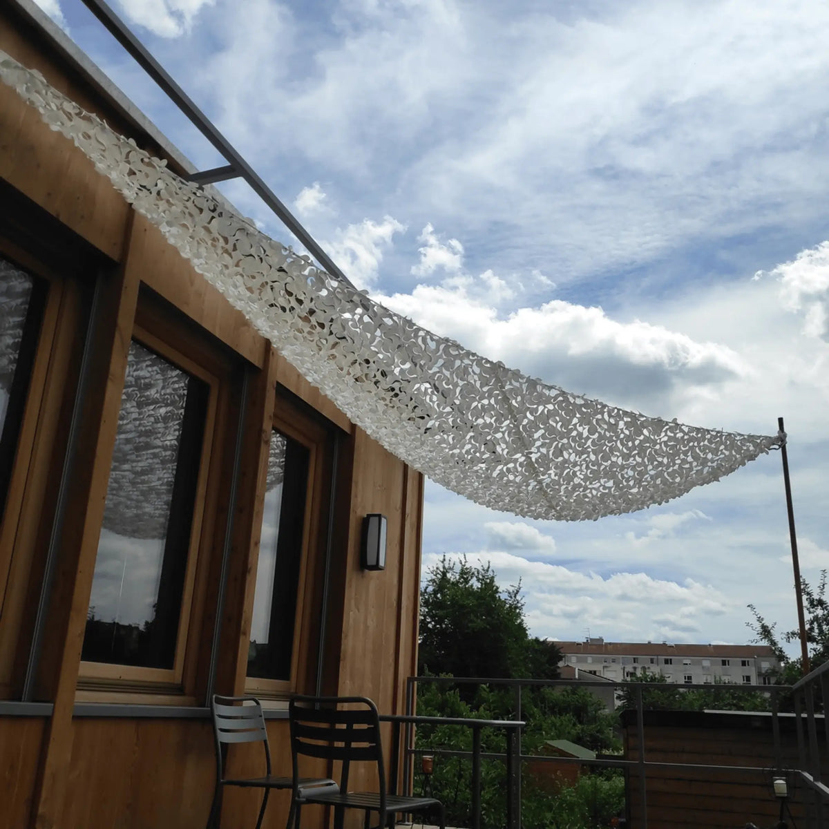 Voile d'ombrage camouflage triangulaire blanc — détail de la matière