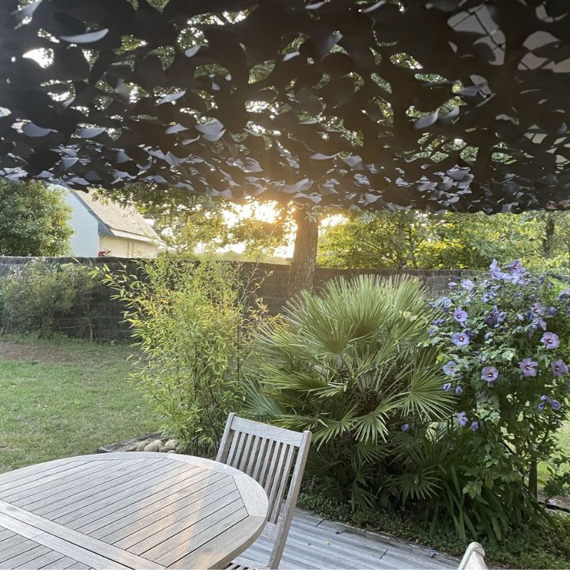 Voile d'ombrage camouflage triangulaire noir — détail de la matière