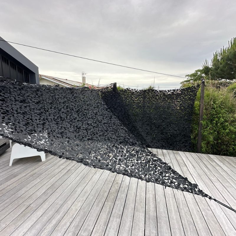 Voile d'ombrage camouflage triangulaire noir — détail de la matière