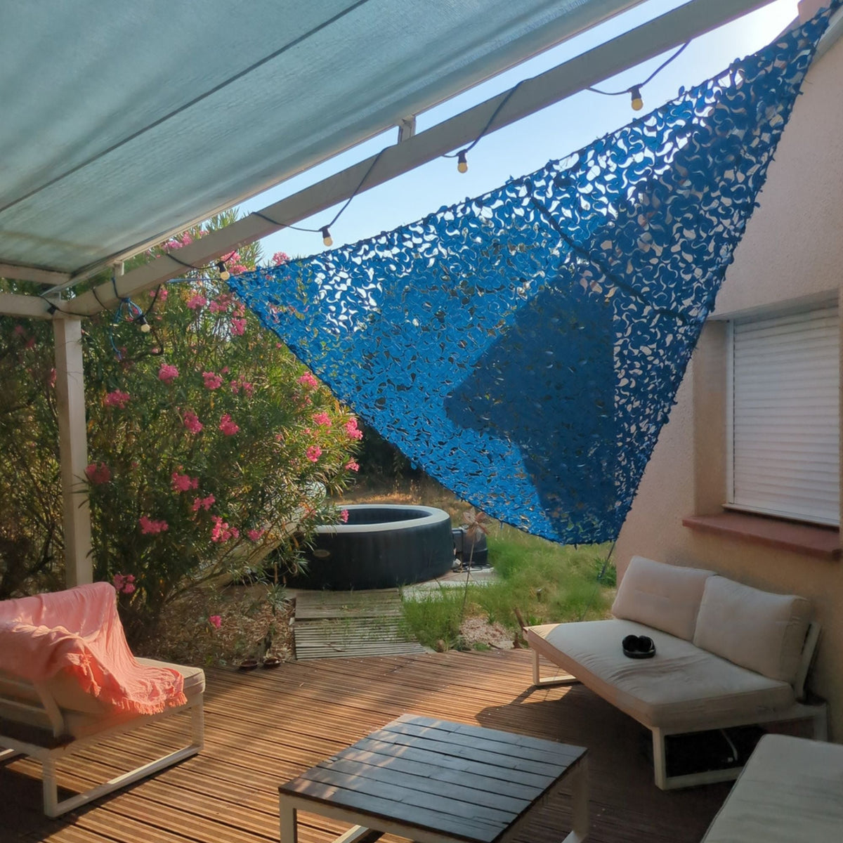 Voile d'ombrage camouflage triangulaire bleu — détail de la matière
