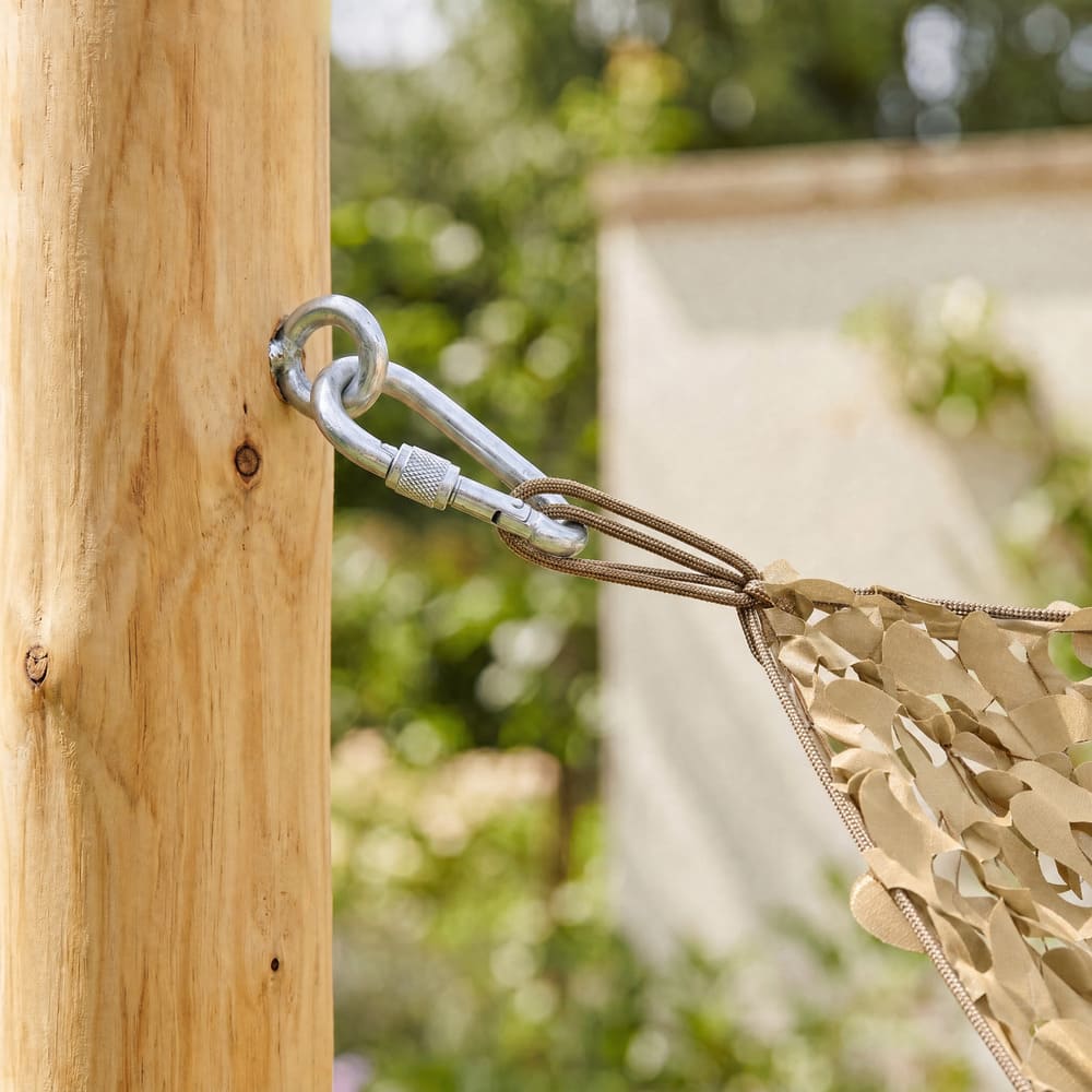 Mât en bois pour voile d'ombrage installée sur une terrasse